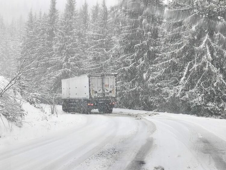 Въведоха ограничение през &bdquo;Превала&ldquo;, ТИР закъса на прохода заради снега