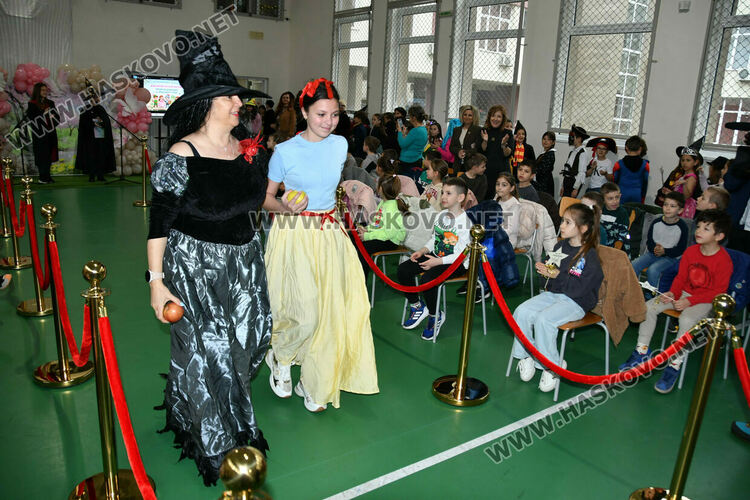 С пъстър карнавал на приказните герои отбелязаха Деня на детската книга в хасковско училище