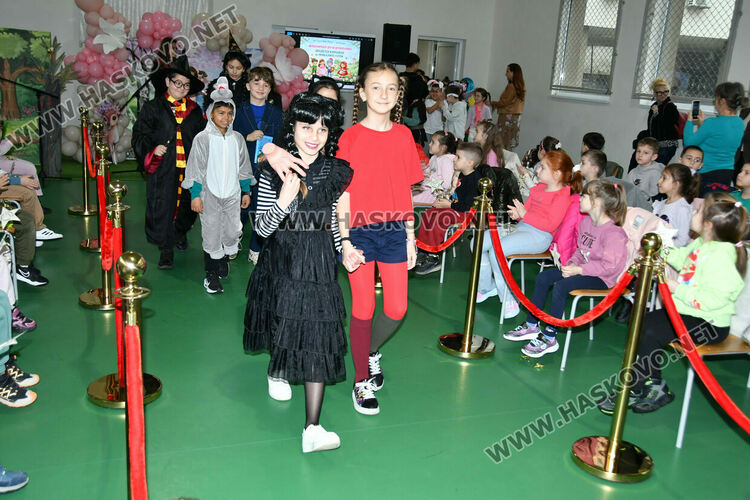 С пъстър карнавал на приказните герои отбелязаха Деня на детската книга в хасковско училище