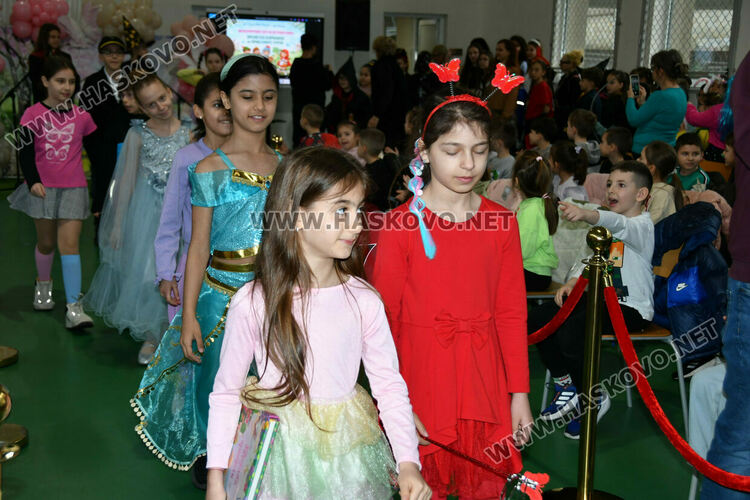 С пъстър карнавал на приказните герои отбелязаха Деня на детската книга в хасковско училище
