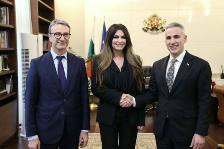 Посланикът на САЩ в Гърция Кимбърли Гилфойл е на посещение в България. Тя е имала срещи с президента Илияна Йотова и премиера Андрей Гюров, като основната тема на разговорите е била енергийната сигурност Сн.МС