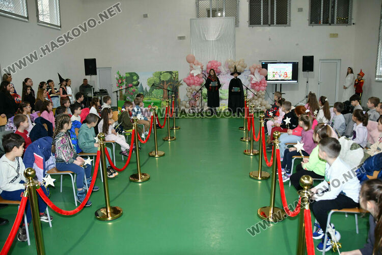 С пъстър карнавал на приказните герои отбелязаха Деня на детската книга в хасковско училище