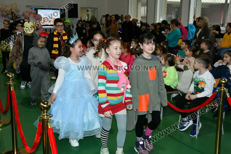 С пъстър карнавал на приказните герои отбелязаха Деня на детската книга в хасковско училище