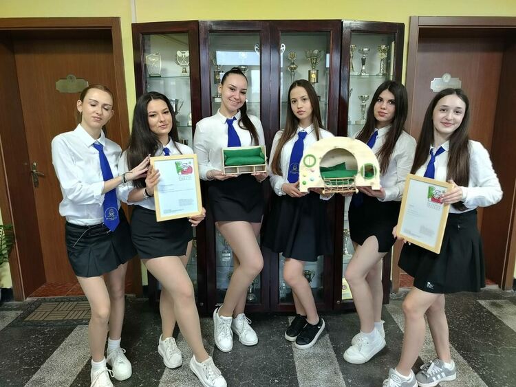 Ученички от Царската гимназия с първо и второ място с проекти за детска мебел в национален конкурс