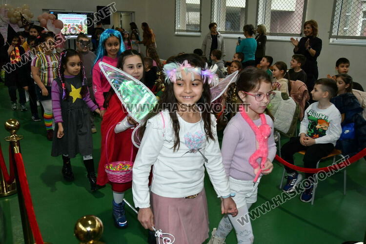С пъстър карнавал на приказните герои отбелязаха Деня на детската книга в хасковско училище