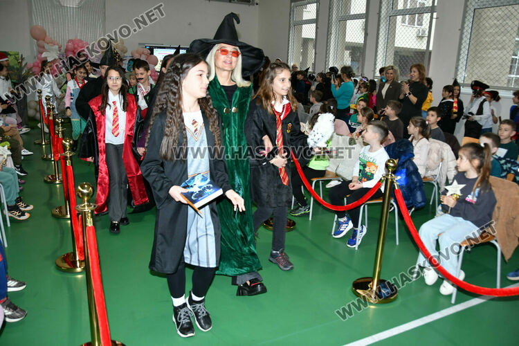 С пъстър карнавал на приказните герои отбелязаха Деня на детската книга в хасковско училище