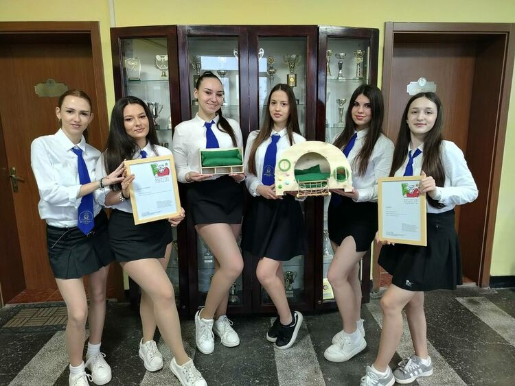 Ученички от Царската гимназия с първо и второ място с проекти за детска мебел в национален конкурс