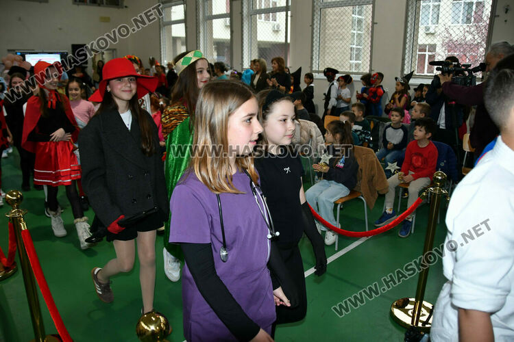 С пъстър карнавал на приказните герои отбелязаха Деня на детската книга в хасковско училище