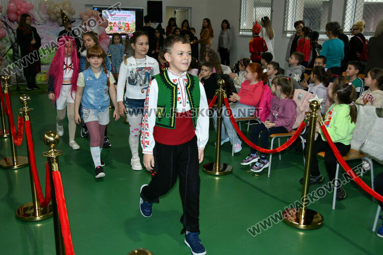 С пъстър карнавал на приказните герои отбелязаха Деня на детската книга в хасковско училище