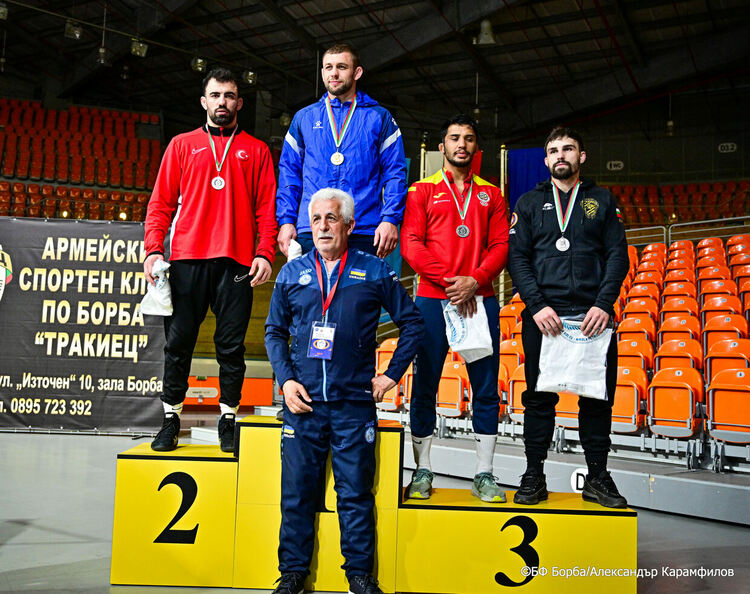 Енгин Исмаил е бронзов медалист в кат. до 79 кг.