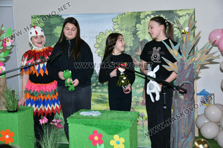 С пъстър карнавал на приказните герои отбелязаха Деня на детската книга в хасковско училище