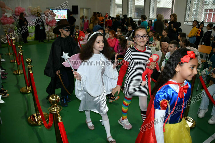 С пъстър карнавал на приказните герои отбелязаха Деня на детската книга в хасковско училище