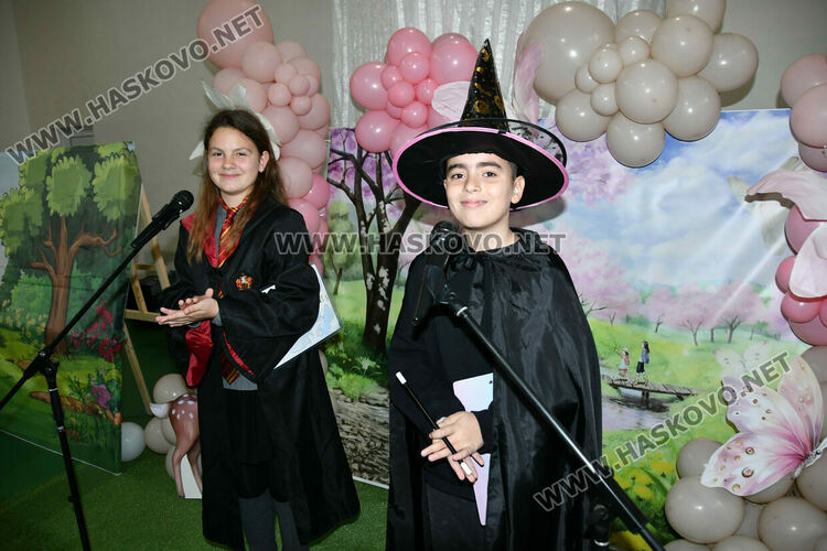 С пъстър карнавал на приказните герои отбелязаха Деня на детската книга в хасковско училище