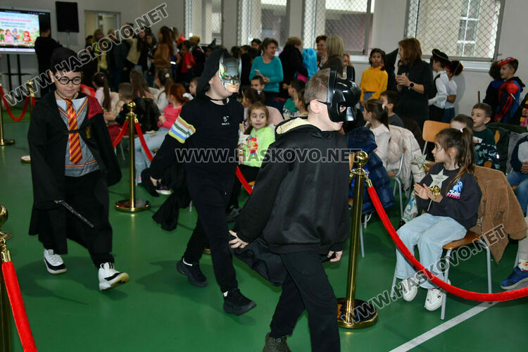 С пъстър карнавал на приказните герои отбелязаха Деня на детската книга в хасковско училище