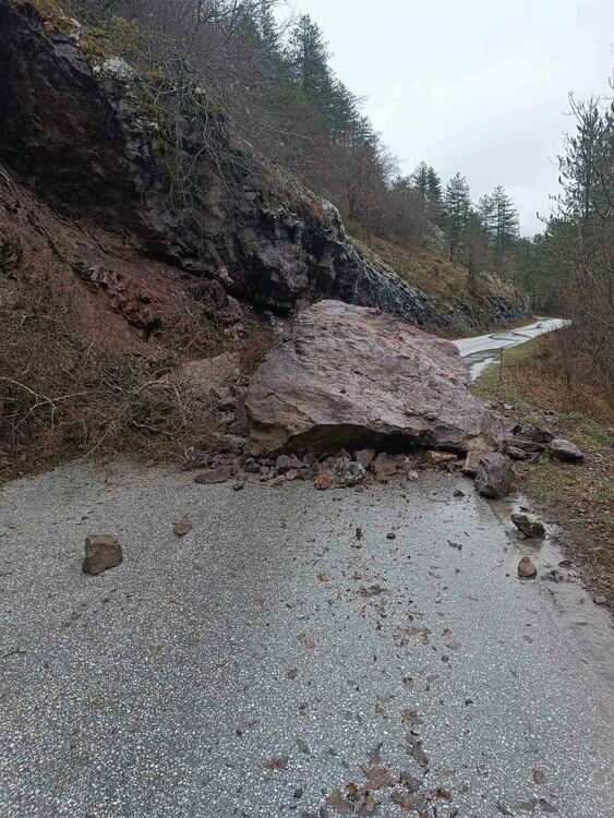 Няколко свлачища на различни места на пътя Асеновград - Смолян