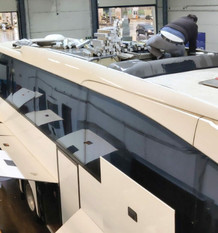 Над 67 000 контрабандни цигари са открити в автобус и четири тира