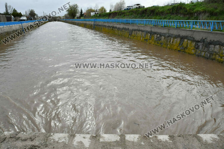 Повиши се нивото на реката в Хасково след валежите