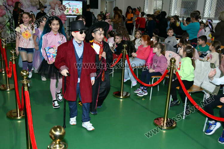 С пъстър карнавал на приказните герои отбелязаха Деня на детската книга в хасковско училище