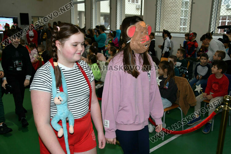 С пъстър карнавал на приказните герои отбелязаха Деня на детската книга в хасковско училище