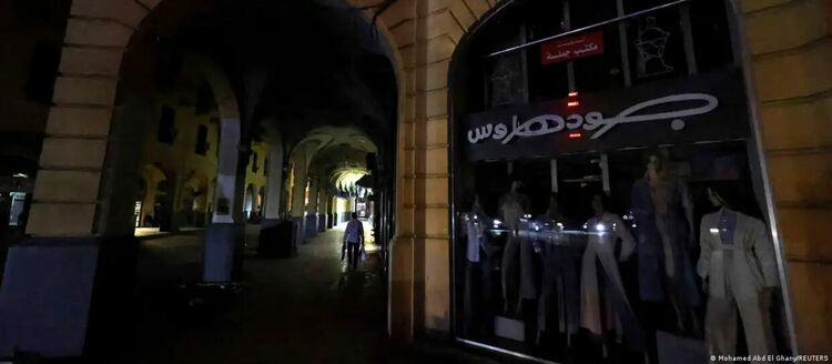 Заради войната в 21:00 улиците на Кайро потъват в мрак.