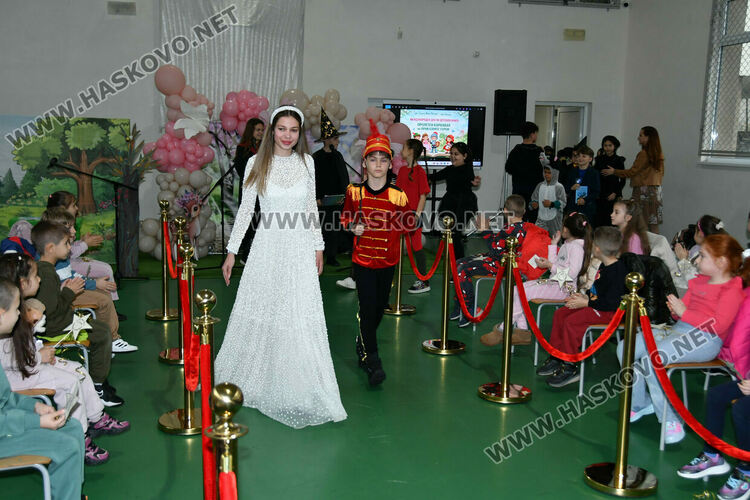 С пъстър карнавал на приказните герои отбелязаха Деня на детската книга в хасковско училище