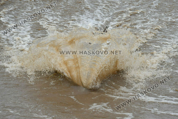 Повиши се нивото на реката в Хасково след валежите