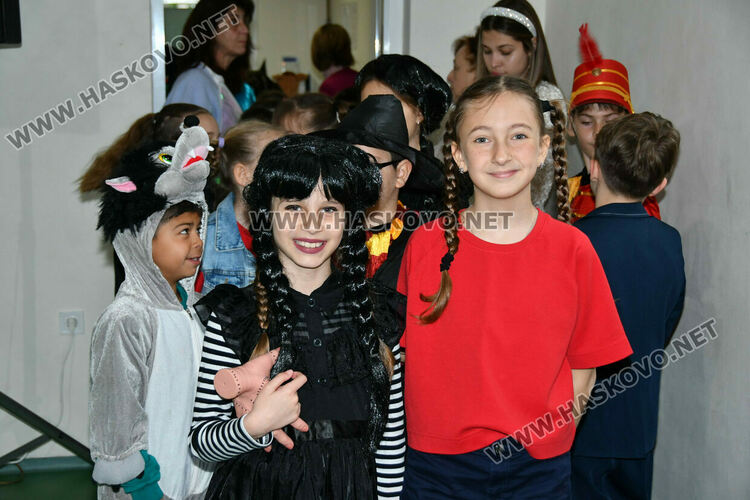 С пъстър карнавал на приказните герои отбелязаха Деня на детската книга в хасковско училище
