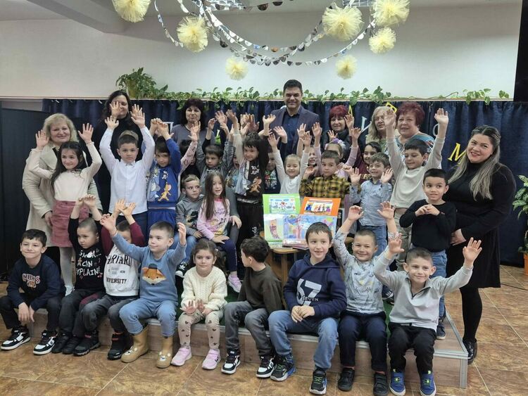 Кметът на Димитровград чете приказки на деца, в подкрепа на националната кампания "Маратон на четенето"