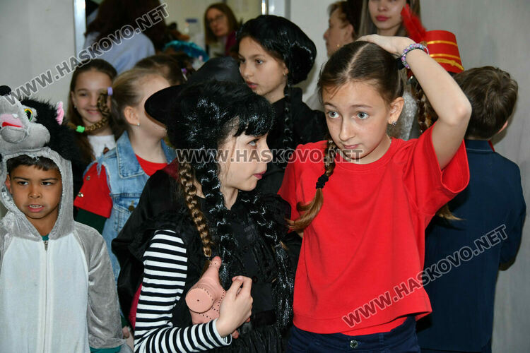 С пъстър карнавал на приказните герои отбелязаха Деня на детската книга в хасковско училище