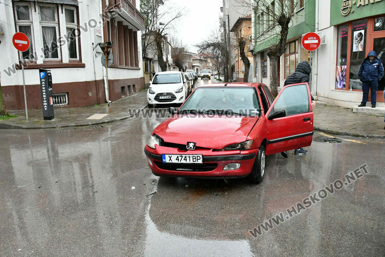 Жена пострада при катастрофа на кръстовище в Хасково