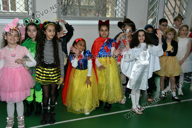 С пъстър карнавал на приказните герои отбелязаха Деня на детската книга в хасковско училище
