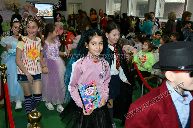 С пъстър карнавал на приказните герои отбелязаха Деня на детската книга в хасковско училище