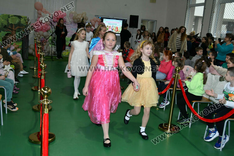 С пъстър карнавал на приказните герои отбелязаха Деня на детската книга в хасковско училище