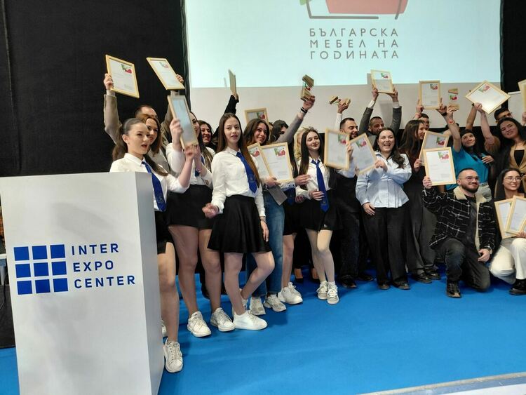 Ученички от Царската гимназия с първо и второ място с проекти за детска мебел в национален конкурс