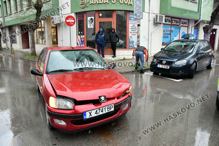 Жена пострада при катастрофа на кръстовище в Хасково