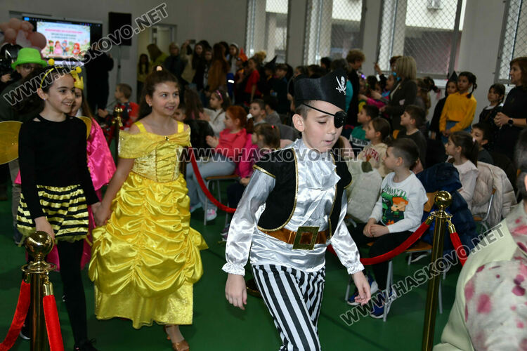С пъстър карнавал на приказните герои отбелязаха Деня на детската книга в хасковско училище