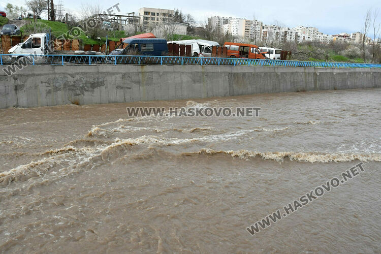 Повиши се нивото на реката в Хасково след валежите