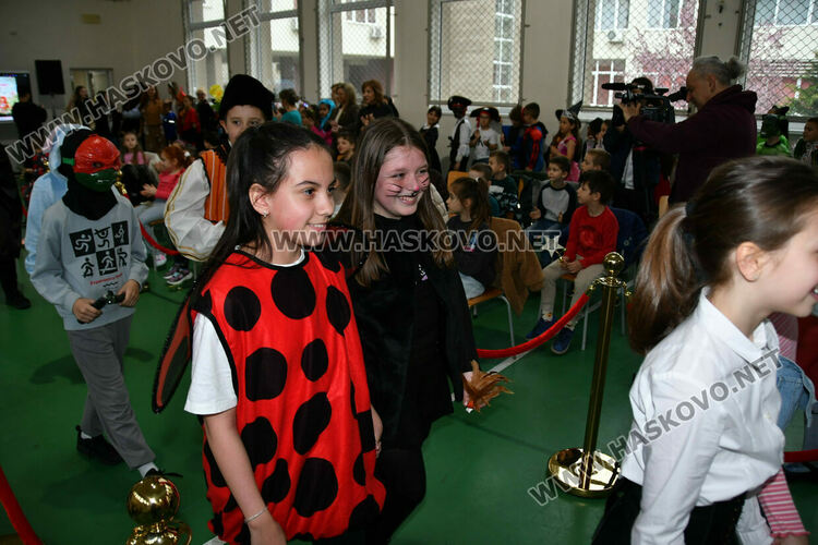 С пъстър карнавал на приказните герои отбелязаха Деня на детската книга в хасковско училище