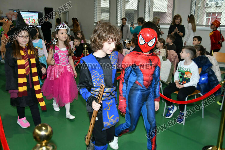 С пъстър карнавал на приказните герои отбелязаха Деня на детската книга в хасковско училище