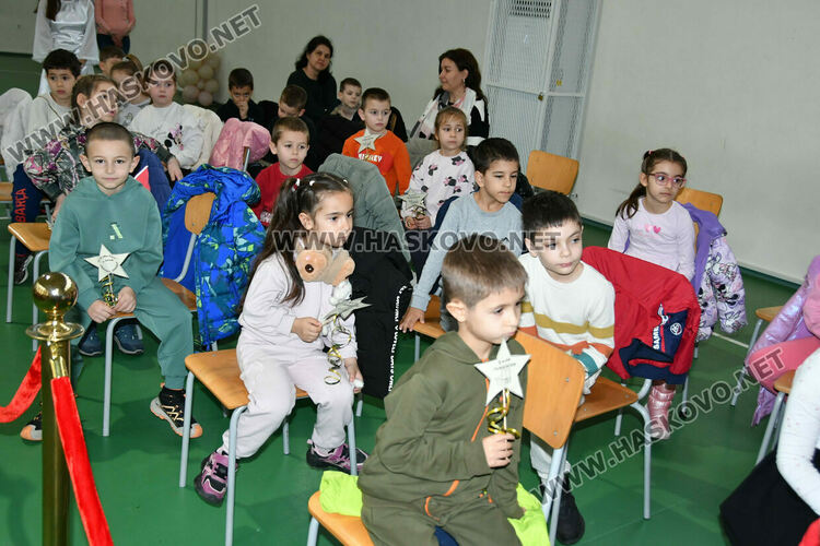 С пъстър карнавал на приказните герои отбелязаха Деня на детската книга в хасковско училище