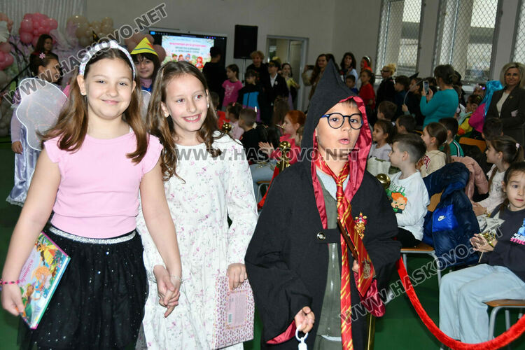 С пъстър карнавал на приказните герои отбелязаха Деня на детската книга в хасковско училище