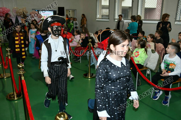 С пъстър карнавал на приказните герои отбелязаха Деня на детската книга в хасковско училище