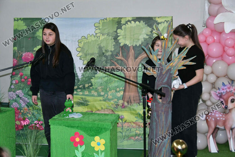 С пъстър карнавал на приказните герои отбелязаха Деня на детската книга в хасковско училище