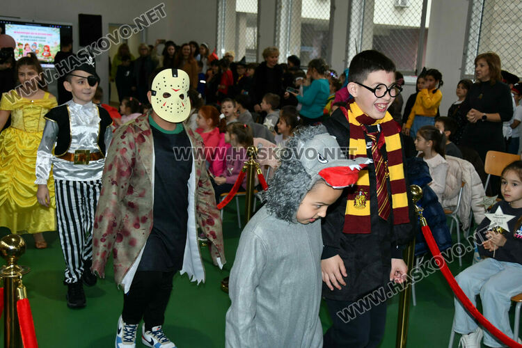 С пъстър карнавал на приказните герои отбелязаха Деня на детската книга в хасковско училище