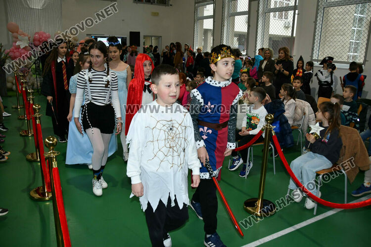 С пъстър карнавал на приказните герои отбелязаха Деня на детската книга в хасковско училище