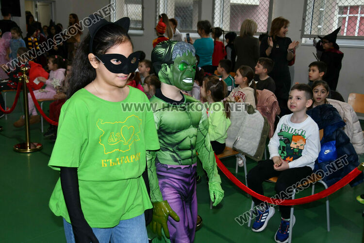 С пъстър карнавал на приказните герои отбелязаха Деня на детската книга в хасковско училище