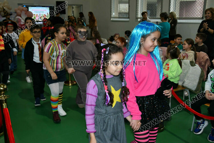 С пъстър карнавал на приказните герои отбелязаха Деня на детската книга в хасковско училище