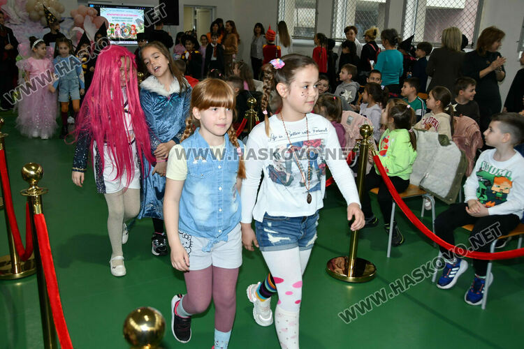 С пъстър карнавал на приказните герои отбелязаха Деня на детската книга в хасковско училище