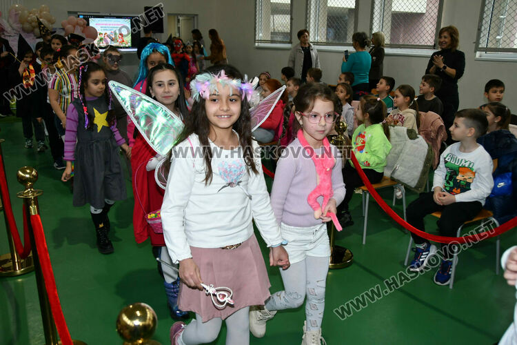 С пъстър карнавал на приказните герои отбелязаха Деня на детската книга в хасковско училище