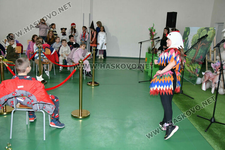 С пъстър карнавал на приказните герои отбелязаха Деня на детската книга в хасковско училище